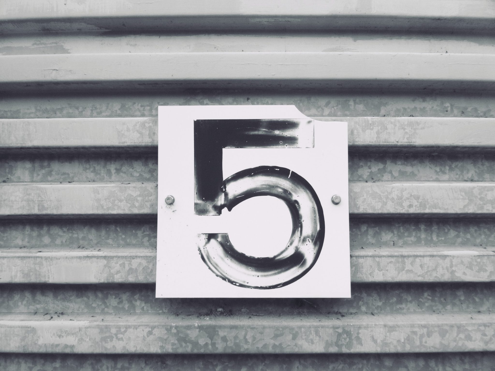 A sign of the number 5.